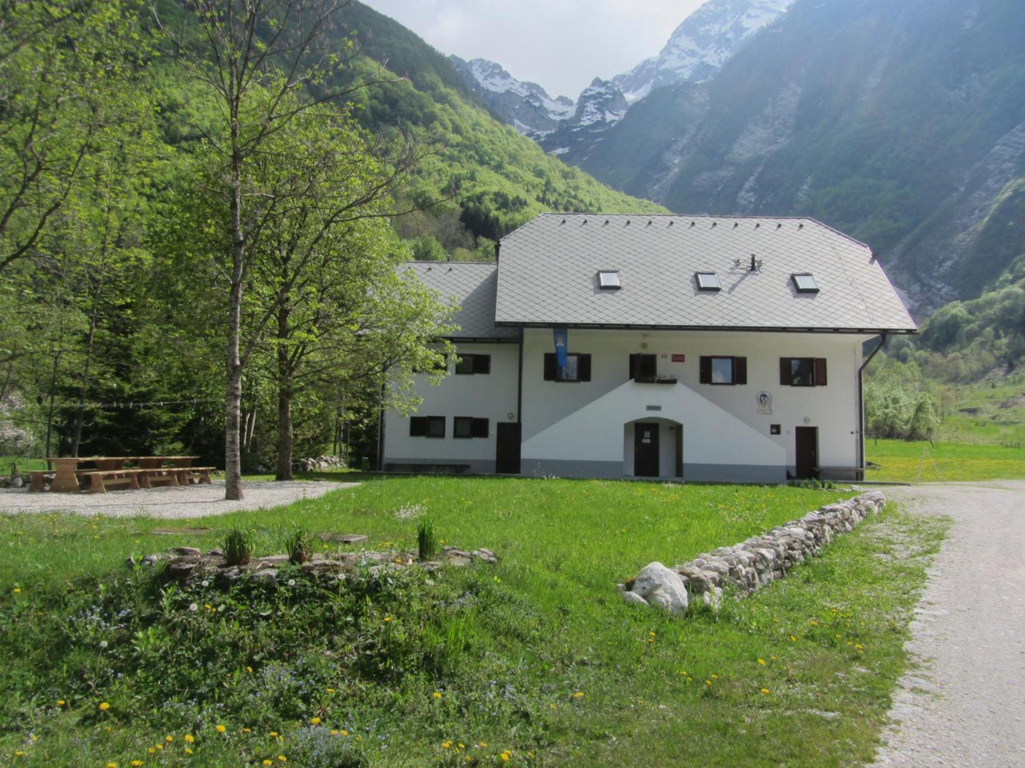 Pus Bavsica Hostel Log pod Mangartom Exterior foto